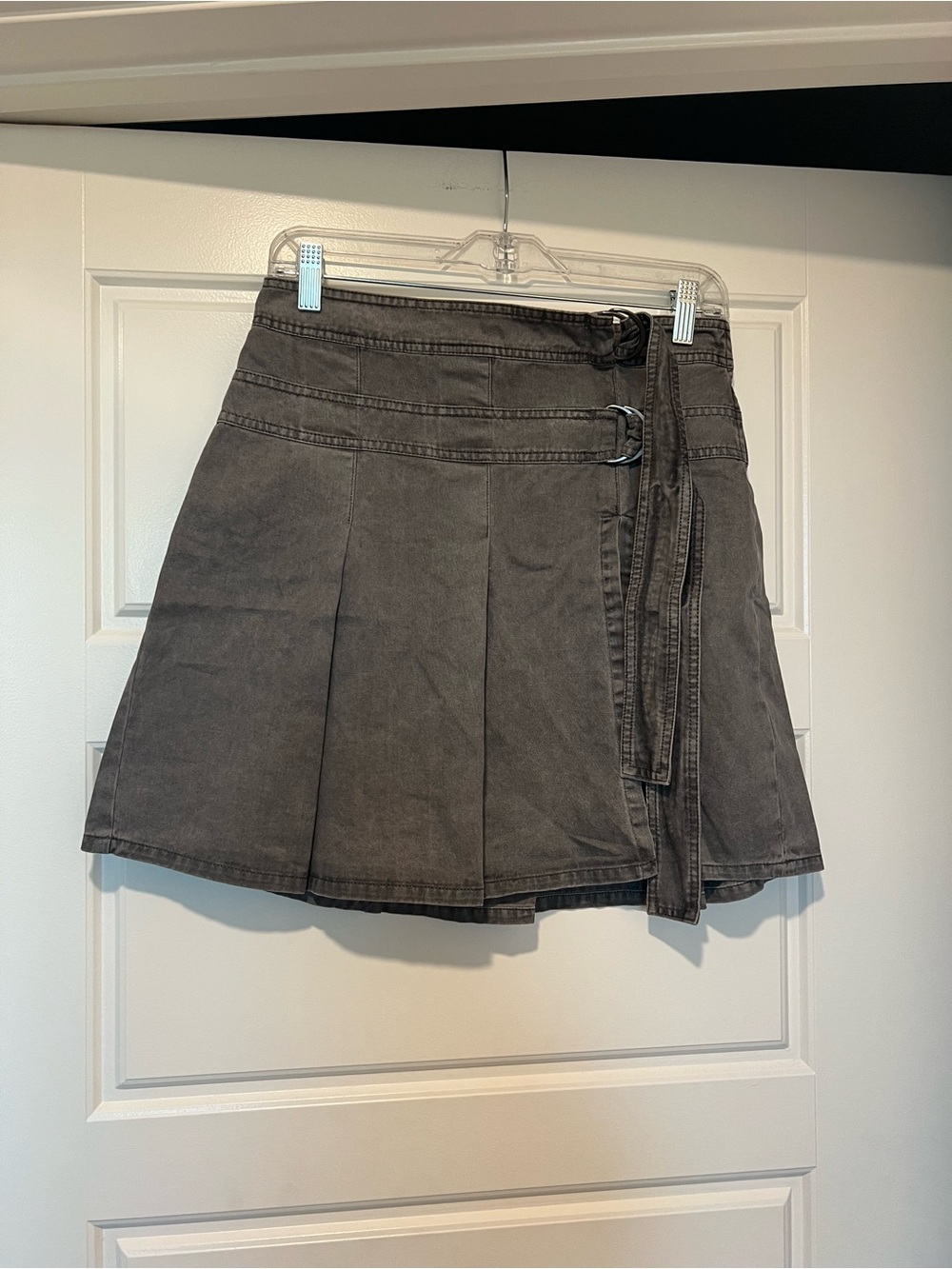Kimchi Blue Urban Outfitters Gray Pleated mid thigh Skirt with Belt
